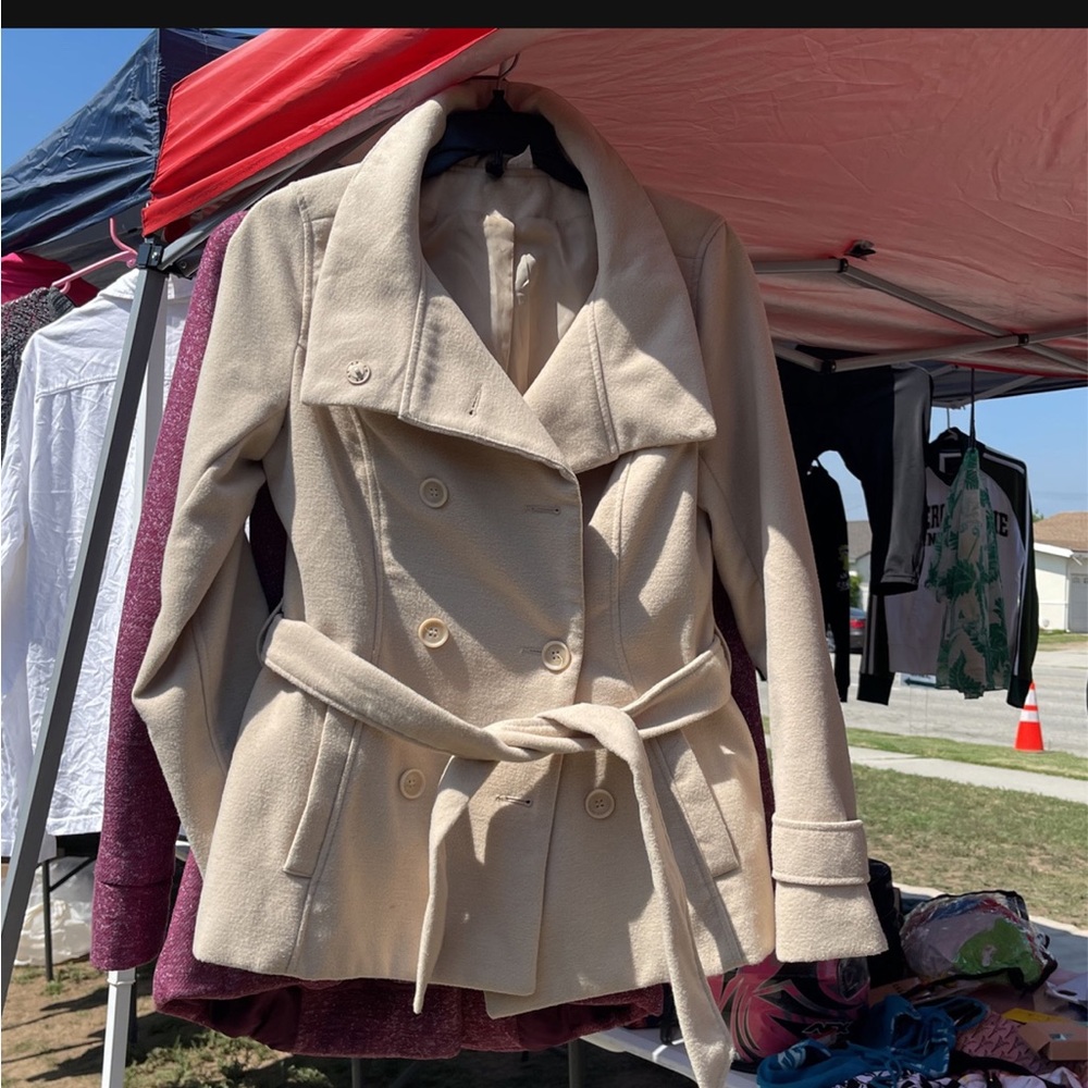 Tie coat H&M beige barely used love it but it doesn’t fit anymore